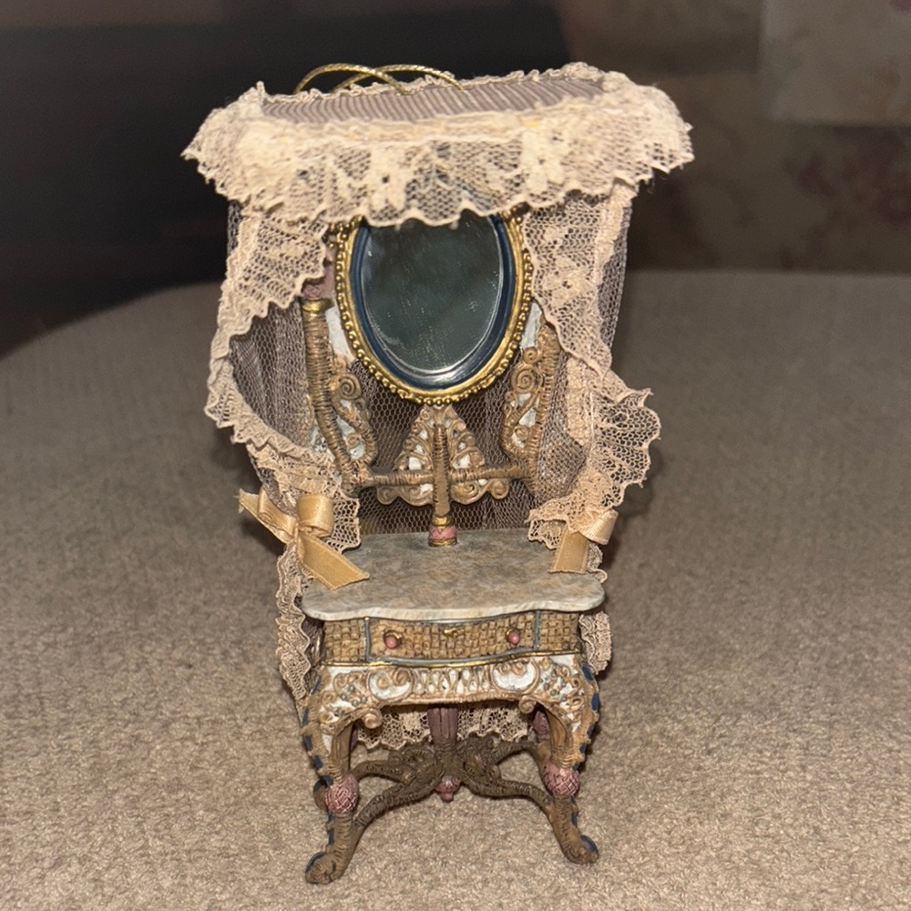 Vintage Ornament Louis Nichole Ornate Resin Vanity Mirror with Lace